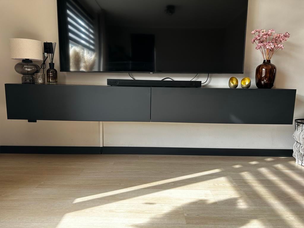 Zwart zwevend tv-meubel - 220 cm breed - Nette staat, Huis en Inrichting, Kasten | Televisiemeubels, Overige materialen, Ophalen of Verzenden