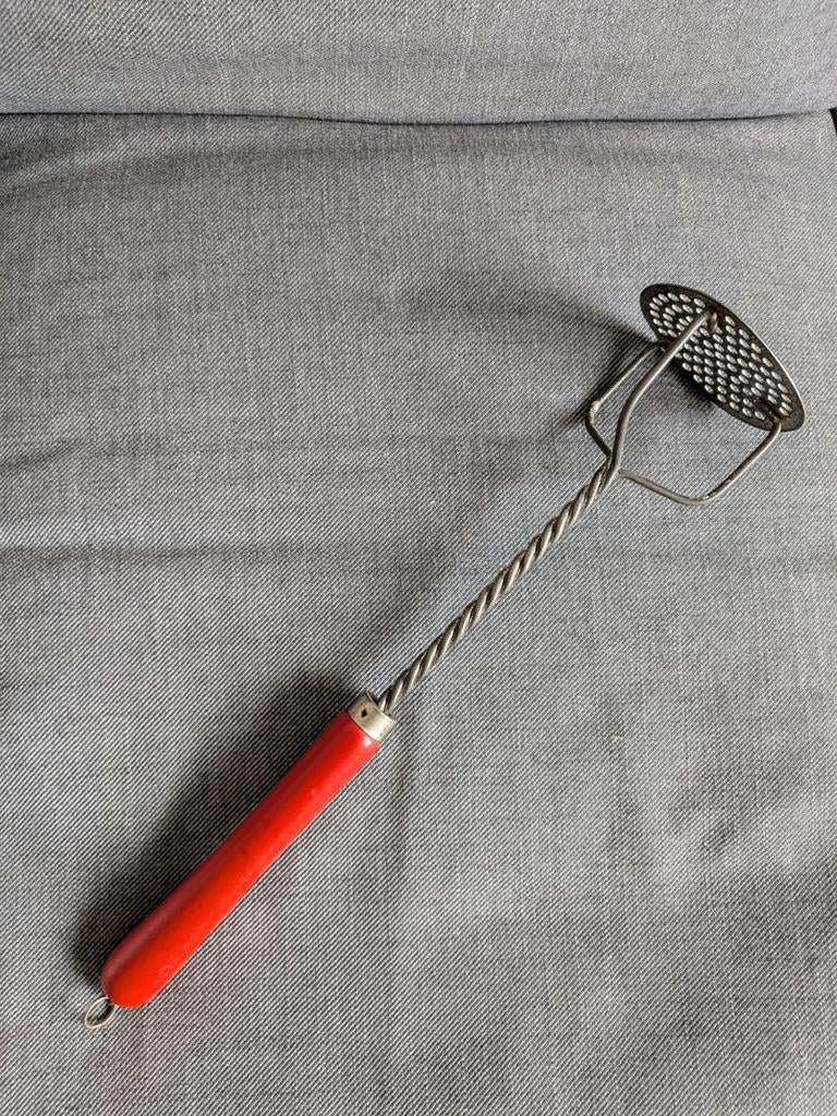 Vintage stamper met rood handvat, 37 cm, Huis en Inrichting, Keuken | Keukenbenodigdheden, Ophalen of Verzenden, Metaal, Rood