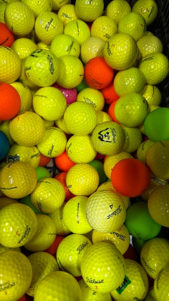 Gele teufeel golfballen AAAA kwaliteit 50 stuks mega deal, Ophalen of Verzenden, Zo goed als nieuw, Bal(len)