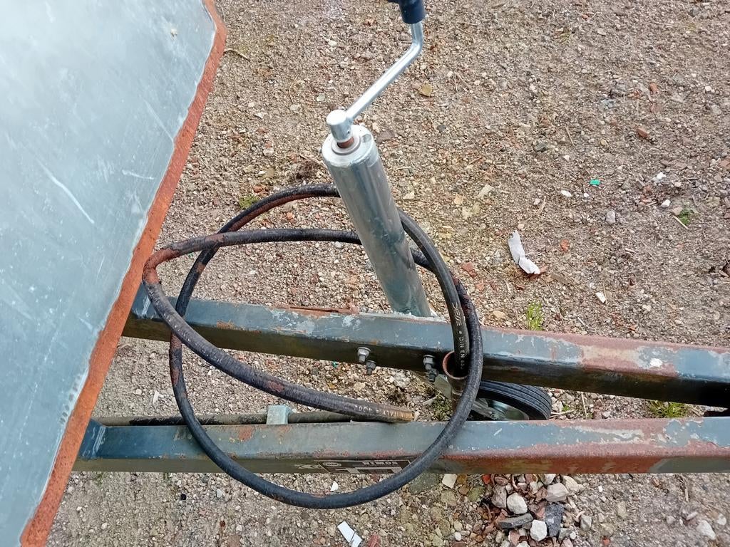 Nimos hydraulische kieper werkend, Ophalen