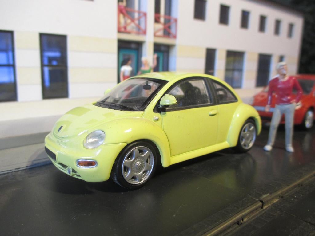 1/43 Volkswagen New Beetle - DelPrado pastelgeel, Ophalen of Verzenden, Zo goed als nieuw, Auto, Overige merken