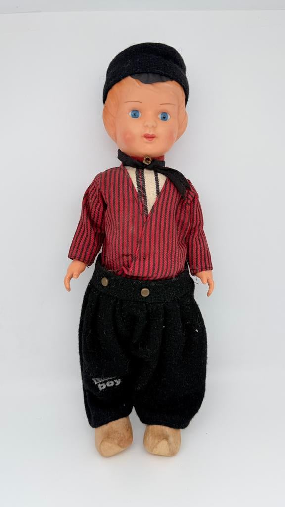 Oude Lassie pop, boeren jongen op klompen., Verzamelen, Poppen, Verzenden, Zo goed als nieuw, Pop