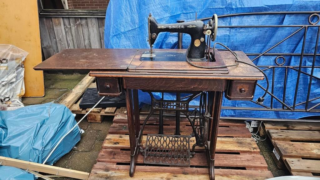 Antieke Singer Trap Naaimachine met Houten Tafel, Antiek en Kunst, Antiek | Naaimachines, Ophalen