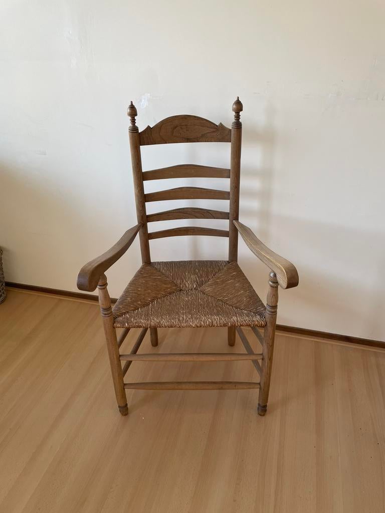 Mooie Stoel met rieten zitting. Boerenstoel, knop stoel, Ophalen
