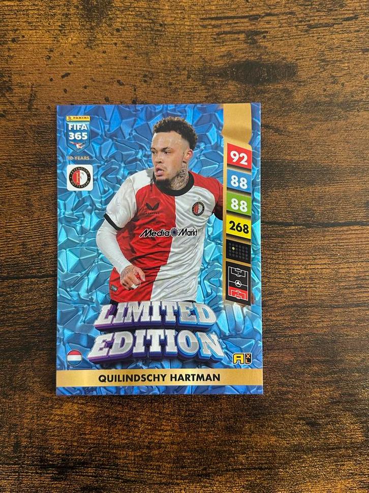 Quilindschy Hartman Panini FIFA 365 Limited Edition 2025, Verzamelen, Sportartikelen en Voetbal, Nieuw, Spelerskaart, Feyenoord