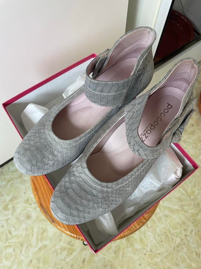 Poccopazza pumps grijs suède leer met print, Kleding | Dames, Schoenen, Pumps, Ophalen of Verzenden, Zo goed als nieuw, Grijs