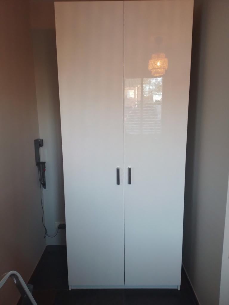 Mooie witte Ikea Pax kast, 236 x 100 x  60 komplement bakjes, Met deur(en), 200 cm of meer, Zo goed als nieuw, Modern