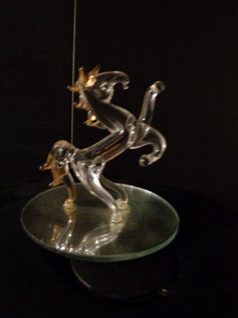 6 cm hoog glazen paardje op spiegel met goudkleurig, Ophalen of Verzenden, Paard, Beeldje of Figuurtje