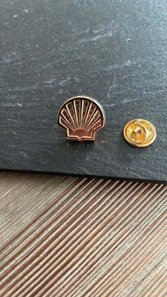 Shell pin, Overige materialen, Minder dan 4 cm, Ophalen of Verzenden, Zo goed als nieuw