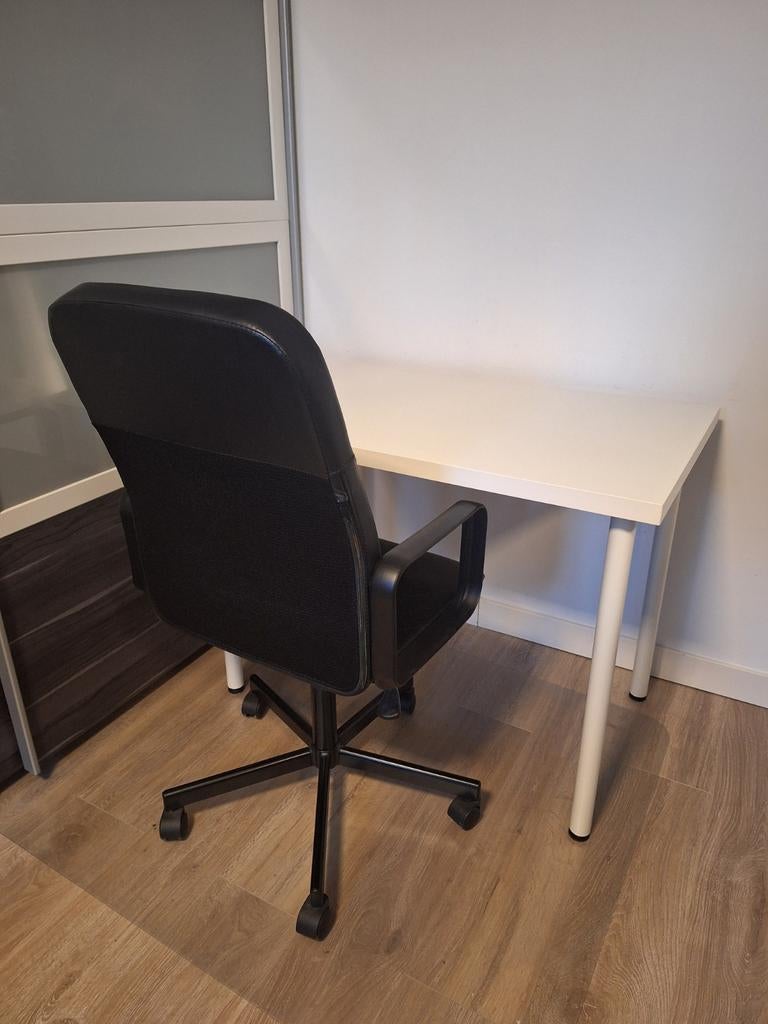 Bureaustoel + Bureau, Ophalen, Zo goed als nieuw, Zwart