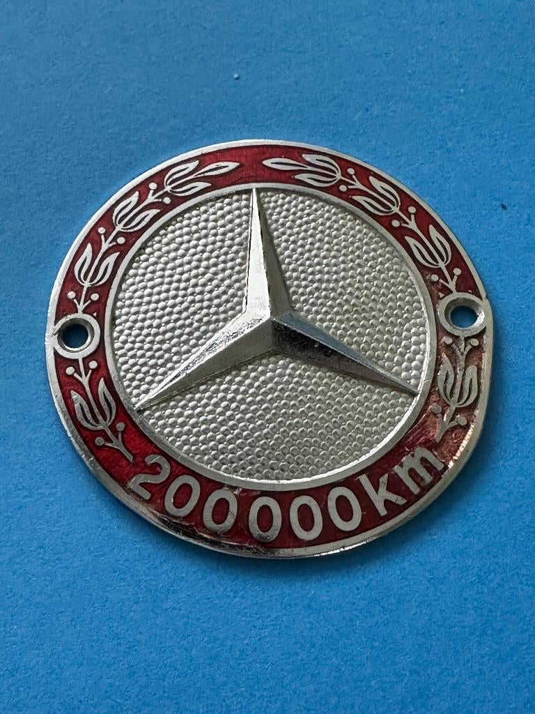 Fraai Mercedes 200.000 km. embleem. Logo oldtimer auto., Ophalen of Verzenden, Gebruikt, Gebruiksvoorwerp