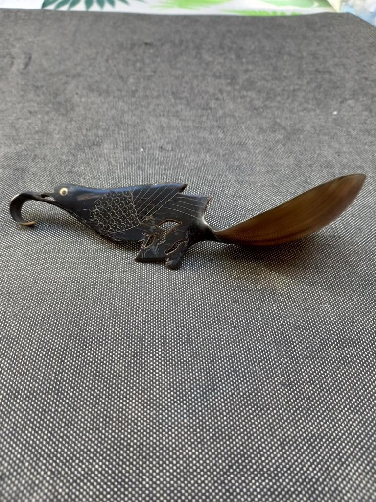 Vintage opscheplepel van koeienhoorn., Antiek en Kunst, Antiek | Bestek, Ophalen of Verzenden