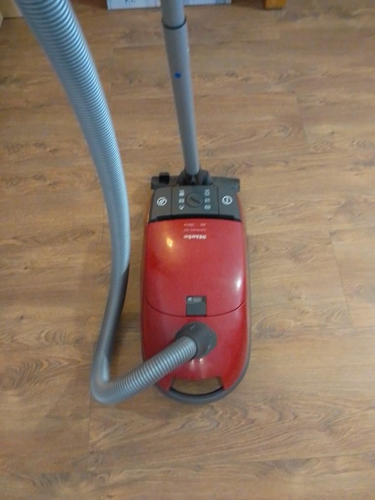 Miele elektronic 1800w  stofzuiger, Witgoed en Apparatuur, Stofzuigers, Gebruikt, Stofzuiger, 1600 tot 2000 watt, Stofzak, Ophalen