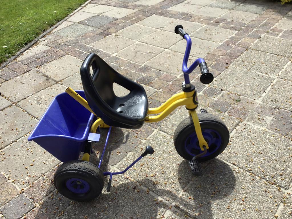 Leuke gele driewieler met blauwe bak, Fietsen en Brommers, Fietsen | Driewielers, Ophalen, Gebruikt
