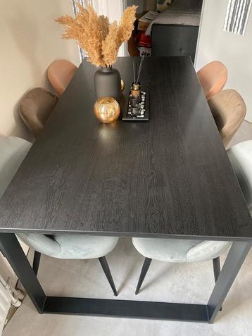 een mooie zwarte eethoek met 6 stoelen