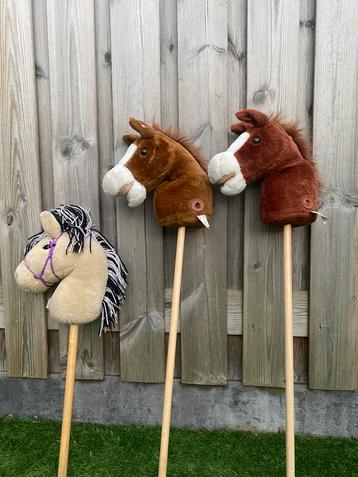 Setje te koop met 3 stokpaarden en hoofstellen   beschikbaar voor biedingen
