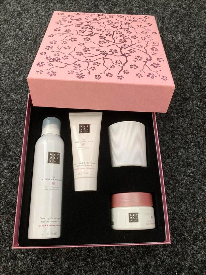 Rituals Sakura Geschenkset - Nieuw!, Sieraden, Tassen en Uiterlijk, Uiterlijk | Lichaamsverzorging, Zo goed als nieuw, Bad & Douche