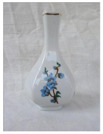 Hollohaza - Vaasje met blauwe bloemen (135) beschikbaar voor biedingen