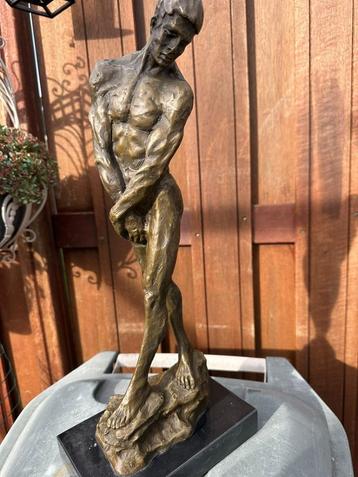 pracht bronzen sculptuur blote gespierde man  beschikbaar voor biedingen