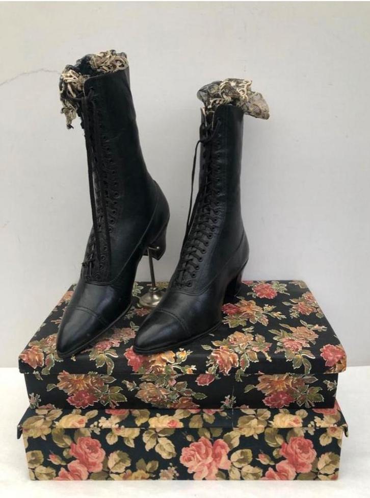 Antieke dames veterlaarsjes op Siegel standaard, Antiek en Kunst, Antiek | Kleding en Accessoires, Dames, Ophalen of Verzenden