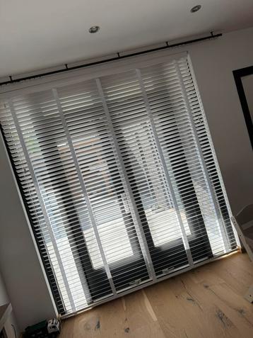 Witte houten jaloezien beschikbaar voor biedingen