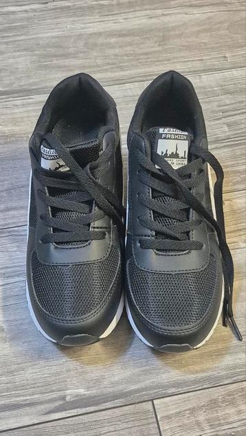 Nieuwe Zwarte Sportschoenen beschikbaar voor biedingen