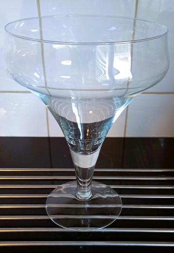 Glazen vaas op voet sierlijk en puntgaaf beschikbaar voor biedingen