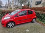 Peugeot 107 1.0 12V 5DR 2011 Rood, Auto's, Voorwielaandrijving, Euro 5, Stof, Zwart