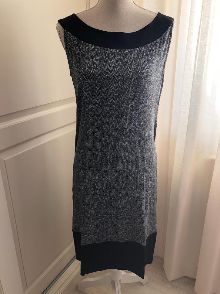 Jurk Rozes of Avalon maat 44 Zwart-grijs mouwloos, Kleding | Dames, Jurken, Zo goed als nieuw, Maat 42/44 (L), Grijs, Knielengte