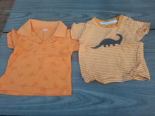 2 shirts - Dino , helikopter & Polo maat 74, Kinderen en Baby's, Babykleding | Baby-kledingpakketten, Zo goed als nieuw, Maat 74