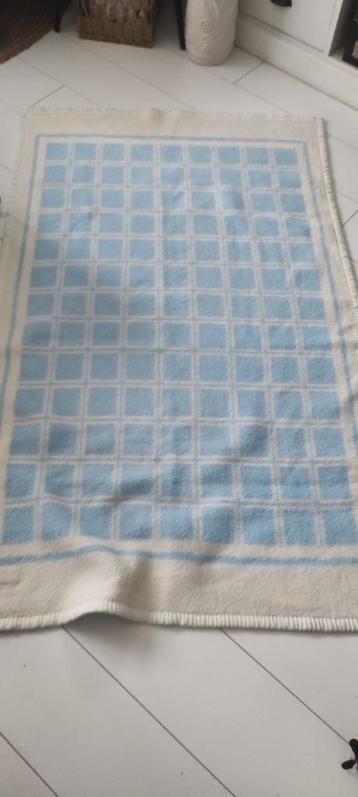 Vintage babydeken dralon lichtblauw wit Hatema beschikbaar voor biedingen