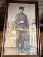 Oude foto van Duitse soldaat in lijst, Verzamelen, Ophalen of Verzenden