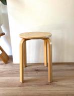 Houten kruk in Frosta / Artek Stool 60 stijl, Gebruikt, Overige kleuren, Ophalen of Verzenden, Eén