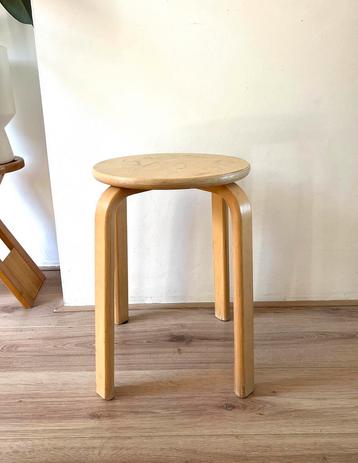 Houten kruk in Frosta / Artek Stool 60 stijl beschikbaar voor biedingen