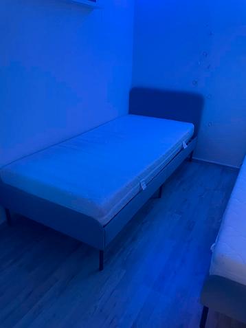 Twee IKEA SLATTUM bedden met matrassen te koop beschikbaar voor biedingen