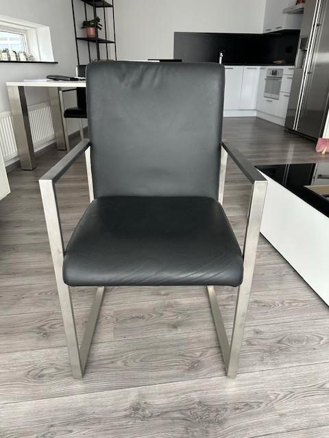 Zwarte lederen stoelen met RVS leuning - zo goed als nieuw, Huis en Inrichting, Stoelen, Zo goed als nieuw, Vier, Leer, Zwart
