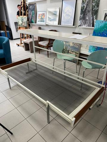 Vintage opklapbed beschikbaar voor biedingen