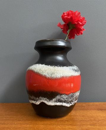 70 jaren D68 BAY zwart bol vaasje met wit LAVA rood glazuur beschikbaar voor biedingen