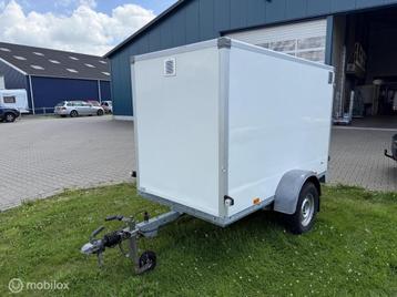 Gesloten aanhangwagen met kenteken beschikbaar voor biedingen