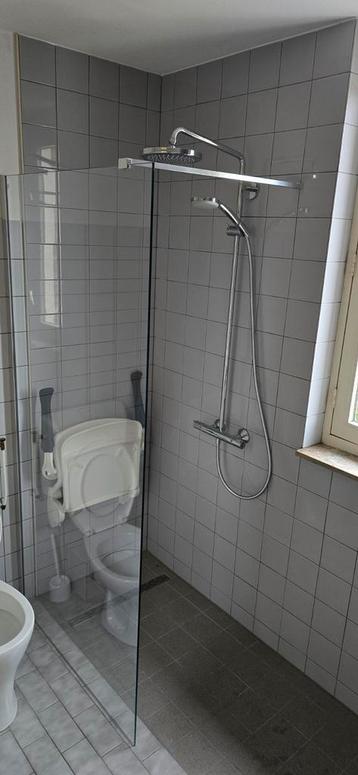 Douche wand , regen douche , wasbak beschikbaar voor biedingen