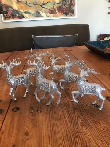 Kerst. Zilveren hertjes voor in de kerstboom. beschikbaar voor biedingen