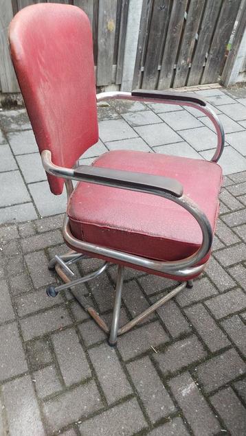Zeer oude gispen kappersstoel opknapper buisframe stoel  beschikbaar voor biedingen