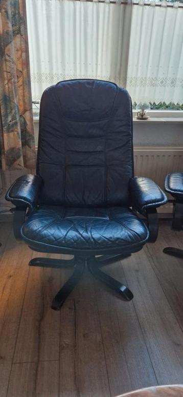 Twee draaibare relax fauteuils beschikbaar voor biedingen