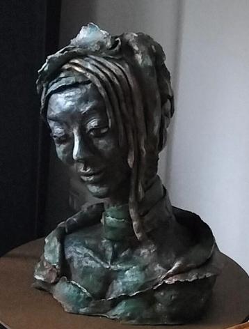 Klei buste van vrouw met hoofddoek beschikbaar voor biedingen