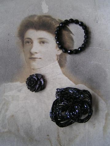 2 zwarte broches en een armband nr PP 746 beschikbaar voor biedingen