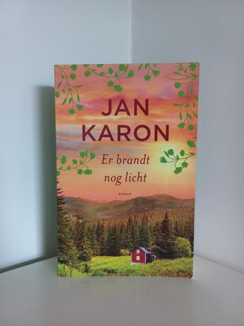 Jan Karon - Er brandt nog licht, Boeken, Literatuur, Zo goed als nieuw, Europa overig, Ophalen of Verzenden