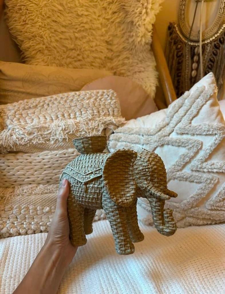 Kaarsenstandaard / beeld van een olifant in rotan look, Ophalen of Verzenden