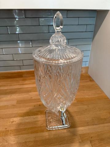 Glazen water of drank dispenser met tapkraan beschikbaar voor biedingen