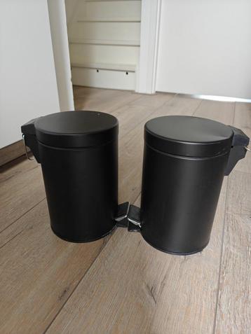 2 zwarte prullenbakjes met pedaal en aparte binnenbak beschikbaar voor biedingen