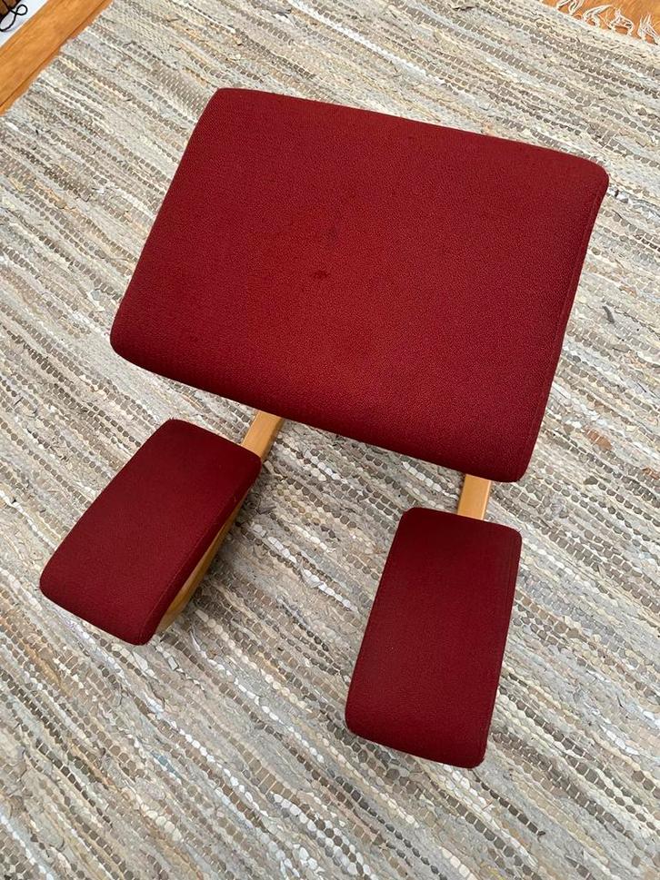 Stokke Kniestoel - Wijnrood - Zeer Goede Staat, Huis en Inrichting, Stoelen, Zo goed als nieuw, Eén, Hout, Rood, Ophalen